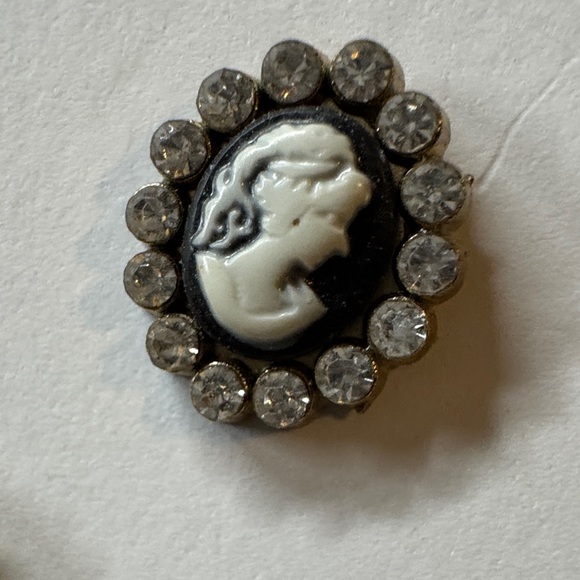 Elegant Cameo Stud Earrings with Crystal Accents - Picture 3 of 4
